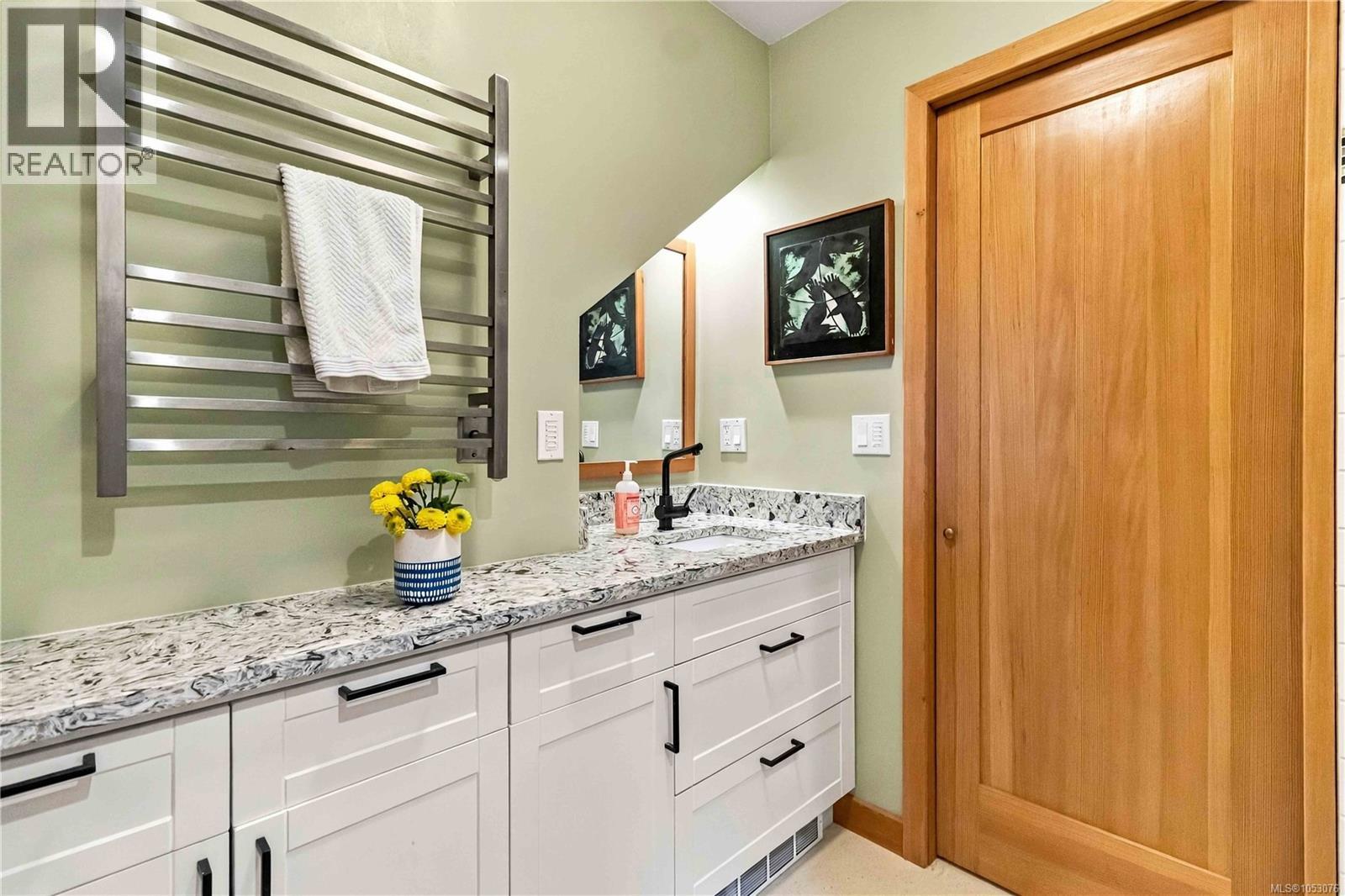  3818 Beachview Place, Saanich