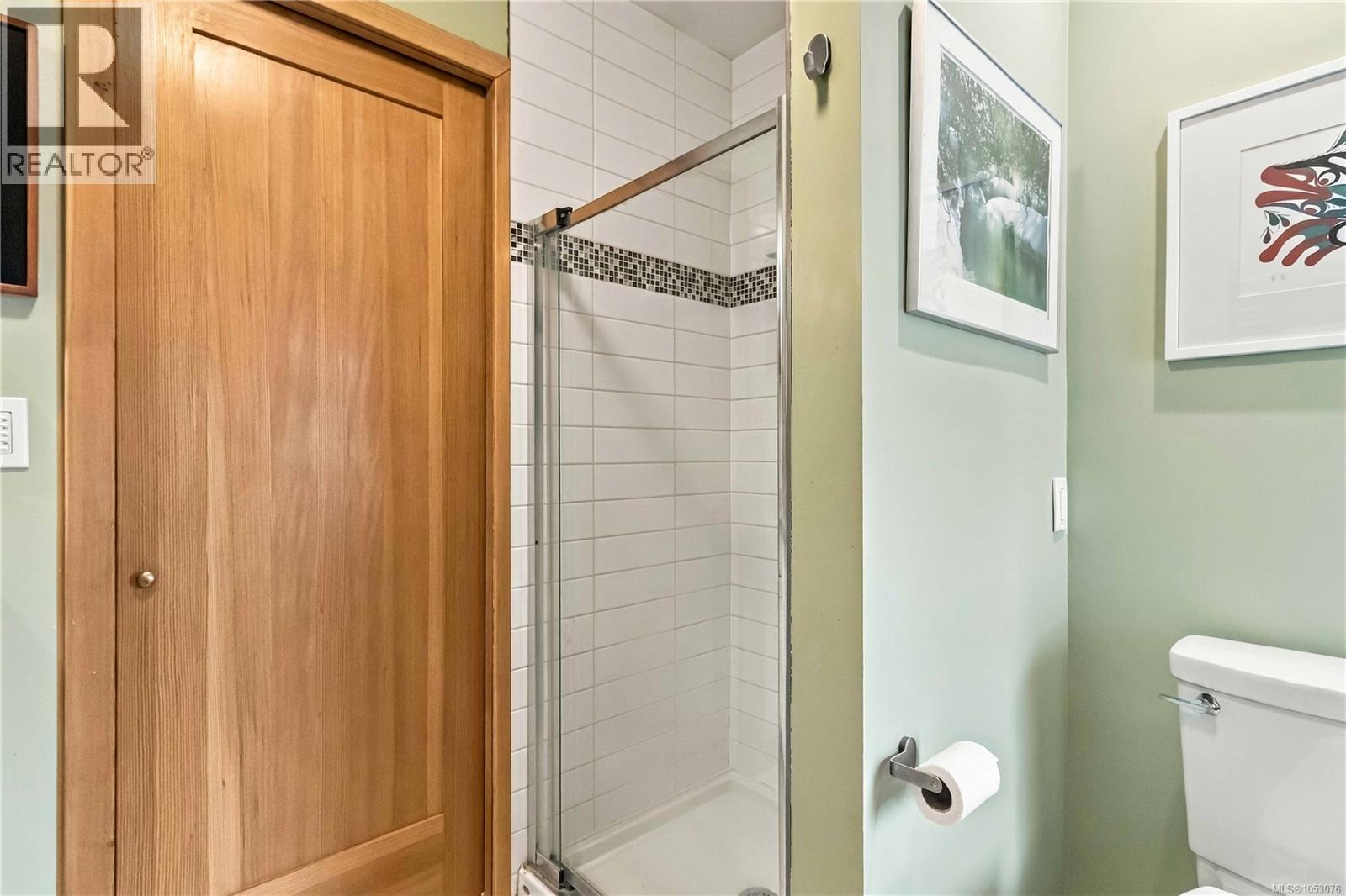  3818 Beachview Place, Saanich