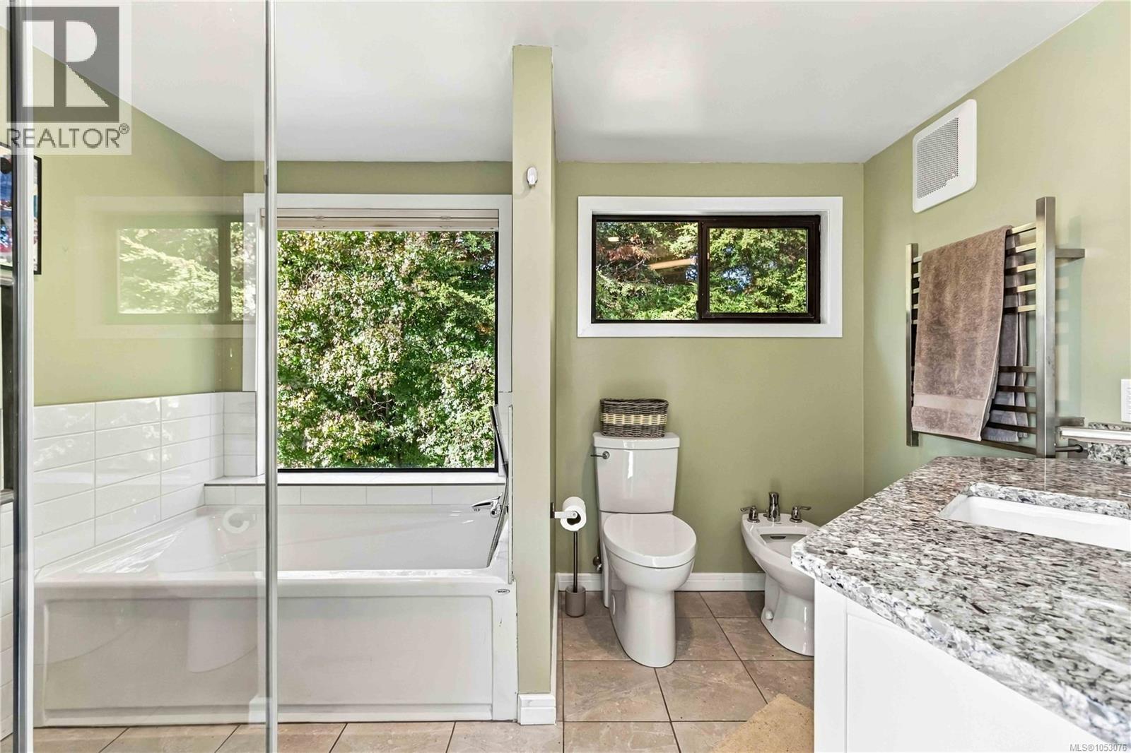  3818 Beachview Place, Saanich