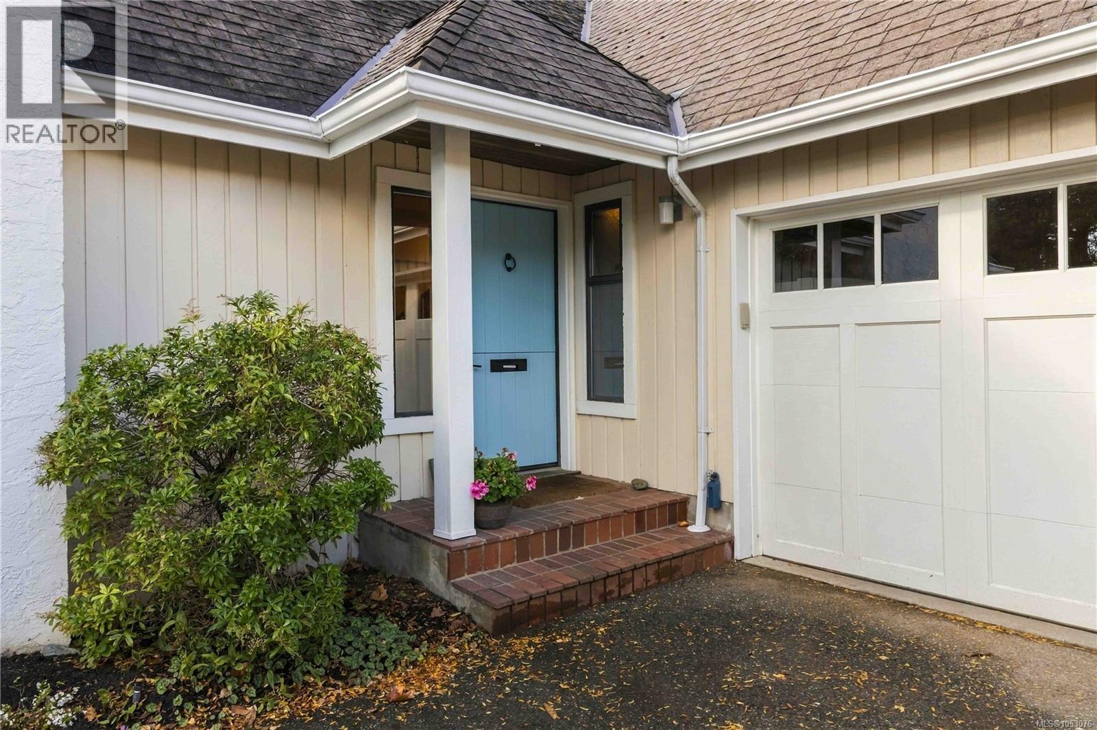  3818 Beachview Place, Saanich