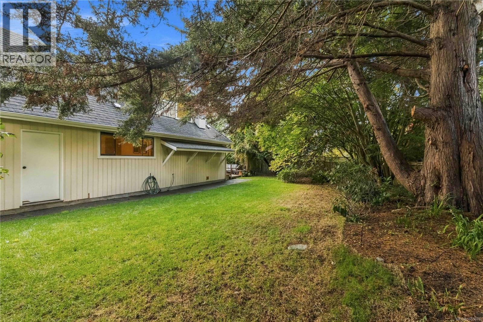  3818 Beachview Place, Saanich