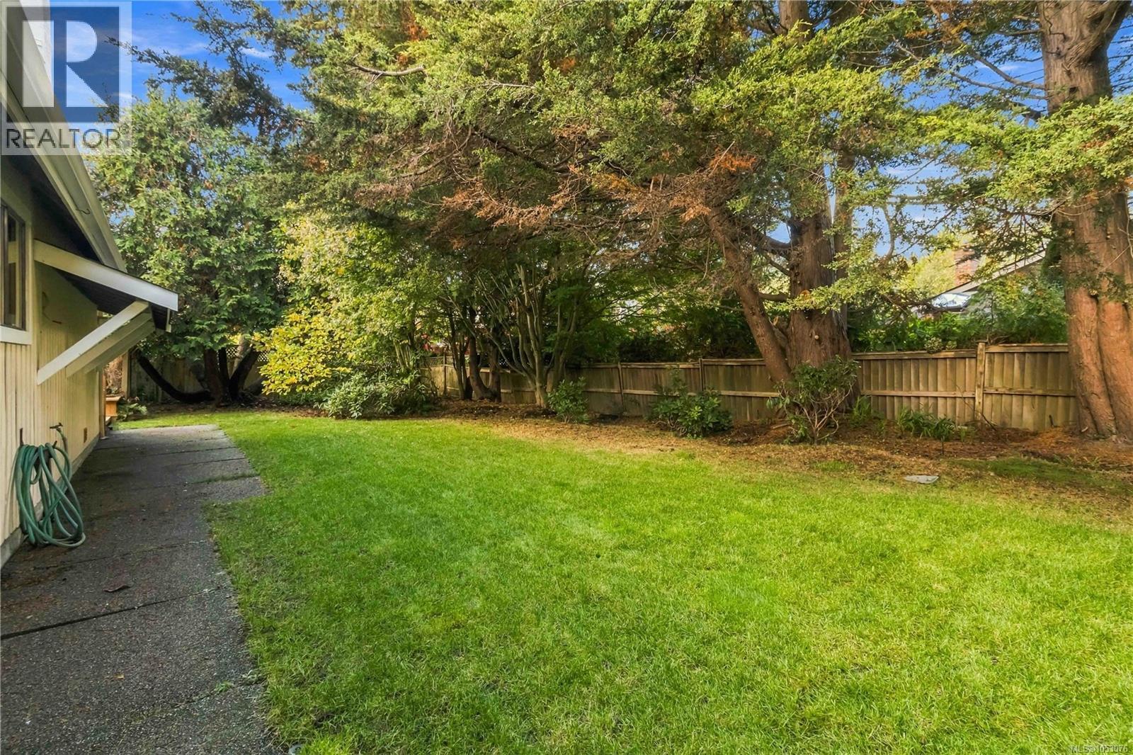  3818 Beachview Place, Saanich