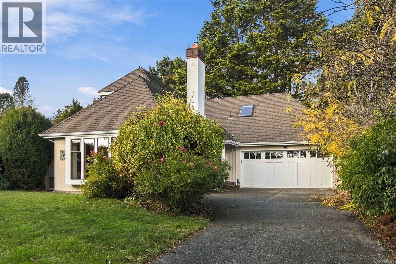  3818 Beachview Place, Saanich