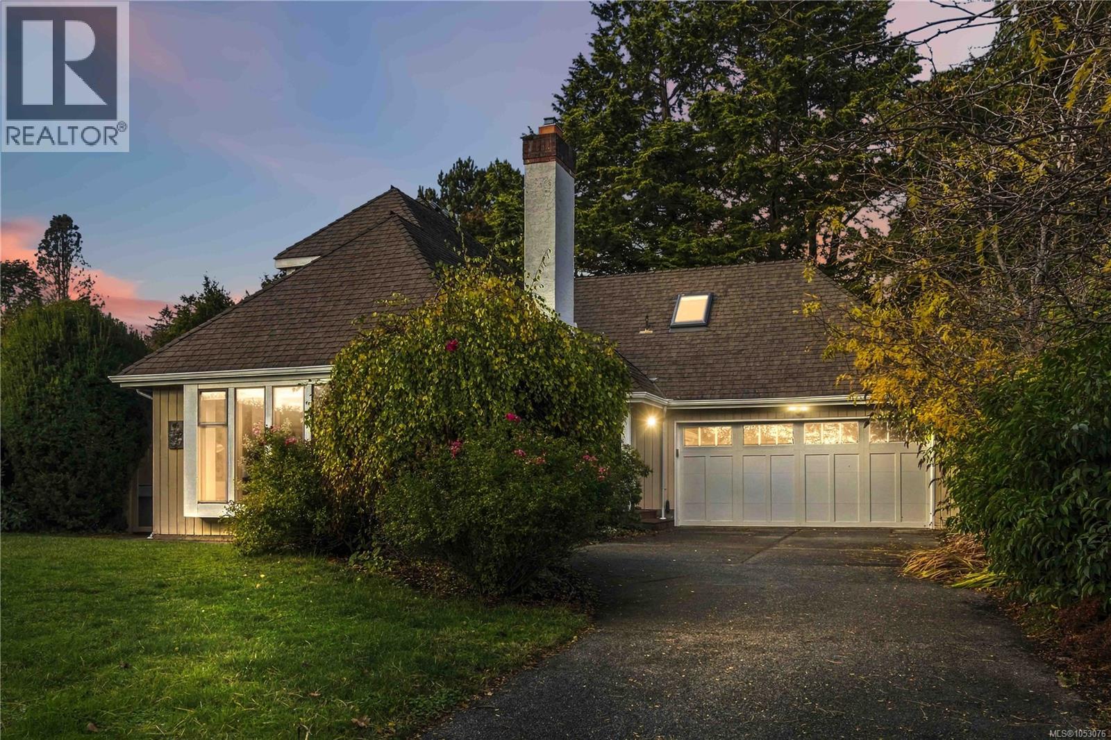  3818 Beachview Place, Saanich