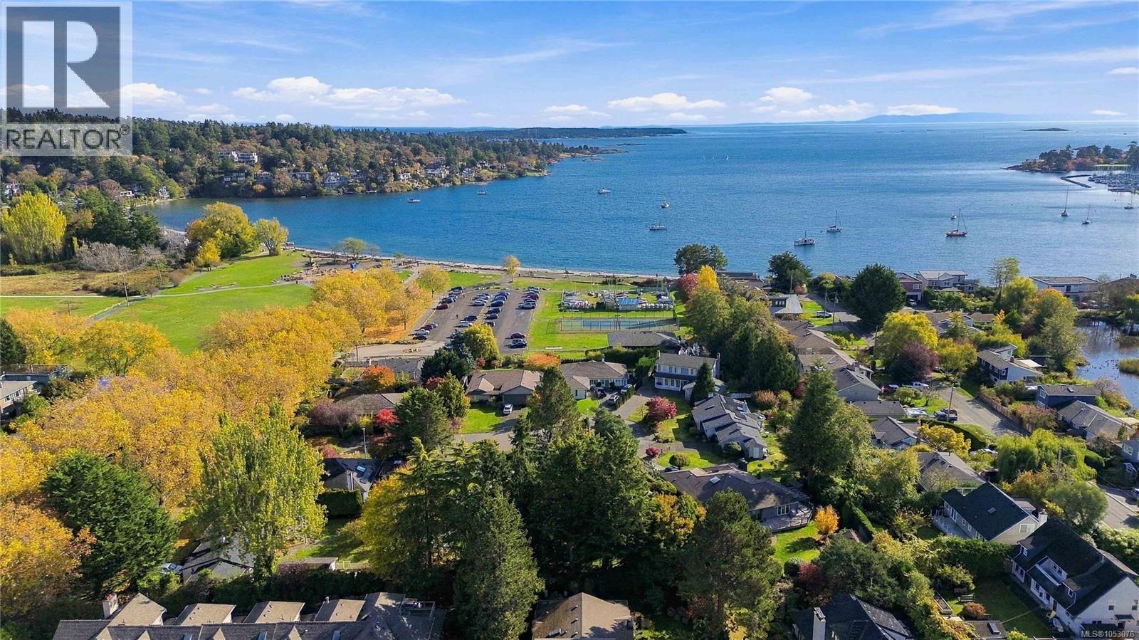  3818 Beachview Place, Saanich