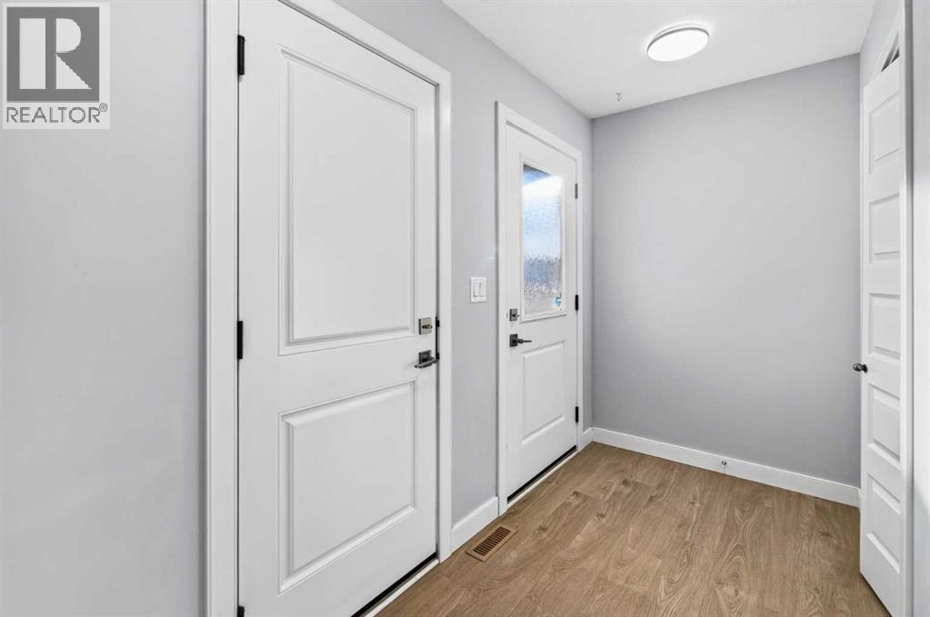 10 Travis Close, Red Deer — photo 2