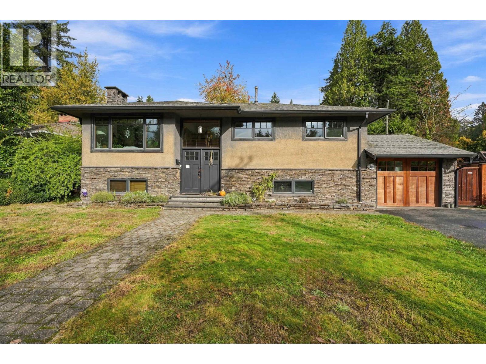 444 Evergreen Place, North Vancouver — photo 2