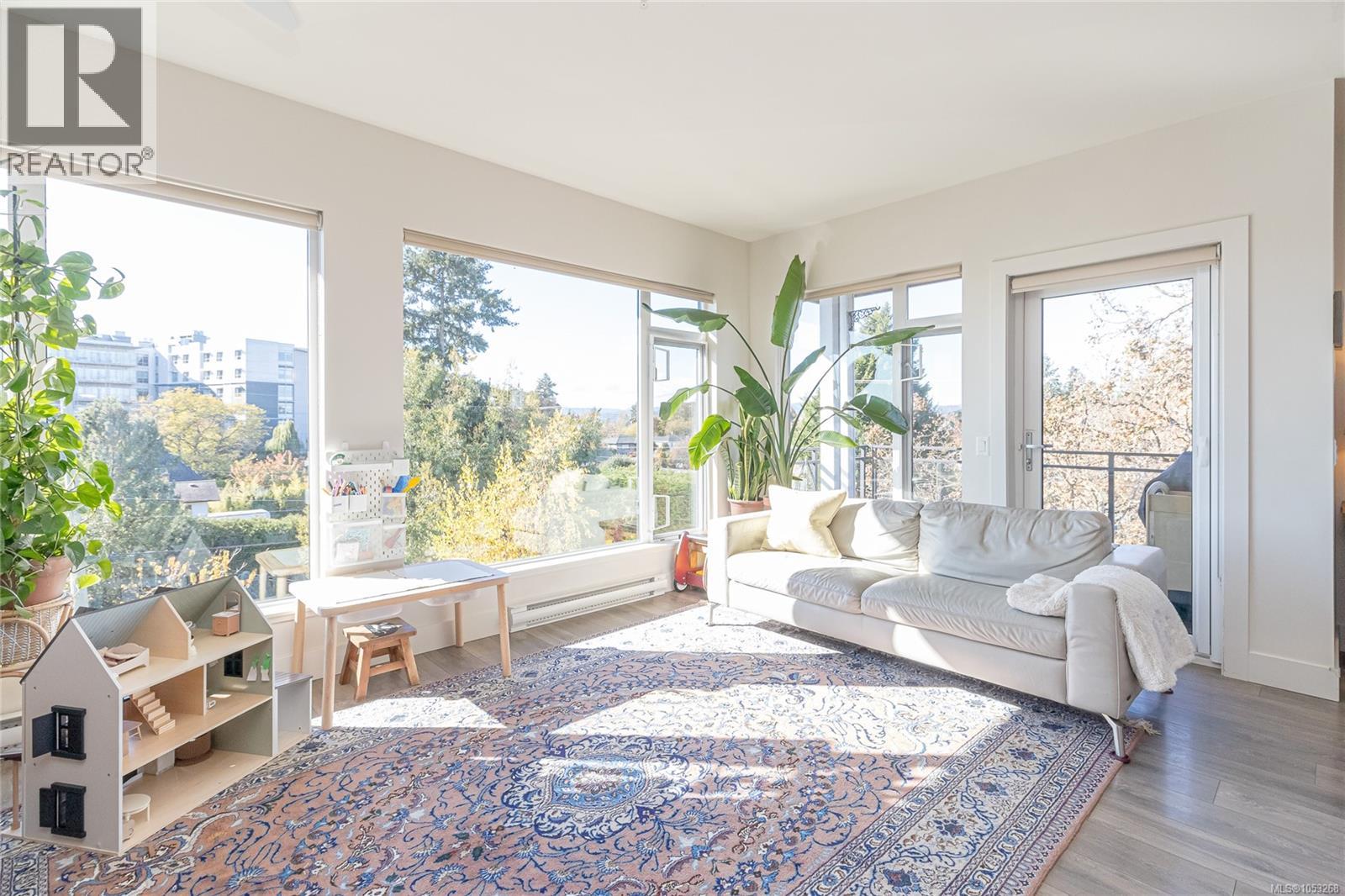 403 3815 Rowland Avenue, Saanich