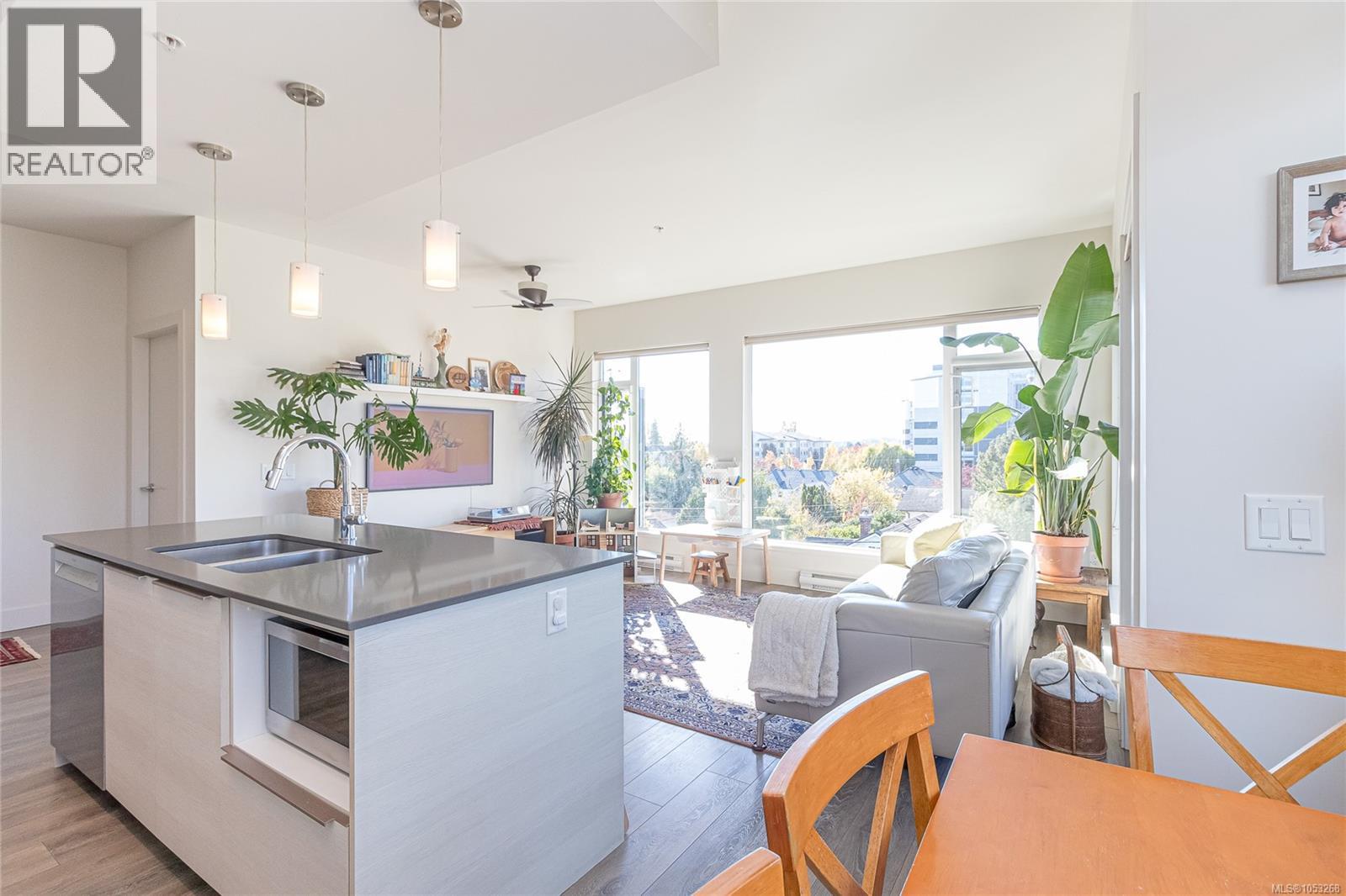 403 3815 Rowland Avenue, Saanich