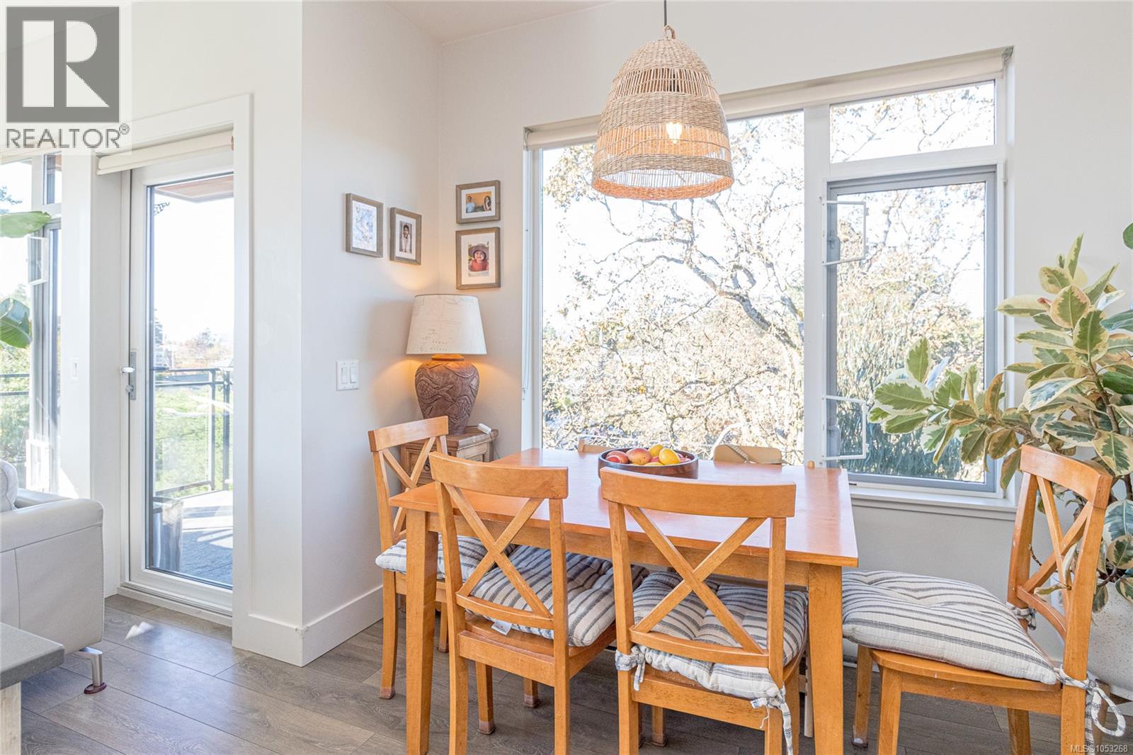 403 3815 Rowland Avenue, Saanich
