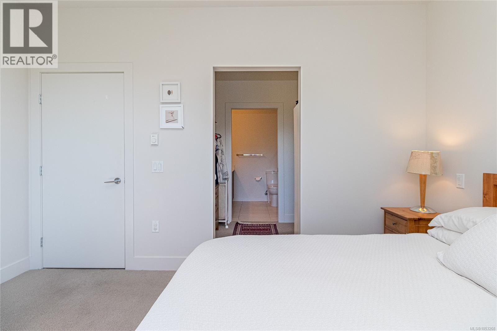403 3815 Rowland Avenue, Saanich