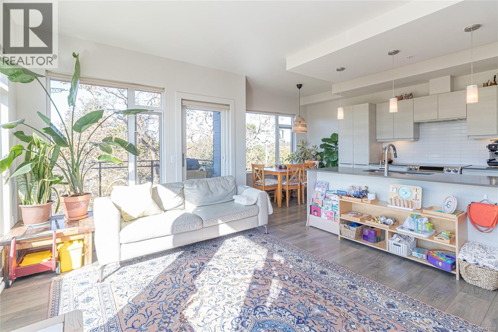 403 3815 Rowland Avenue, Saanich