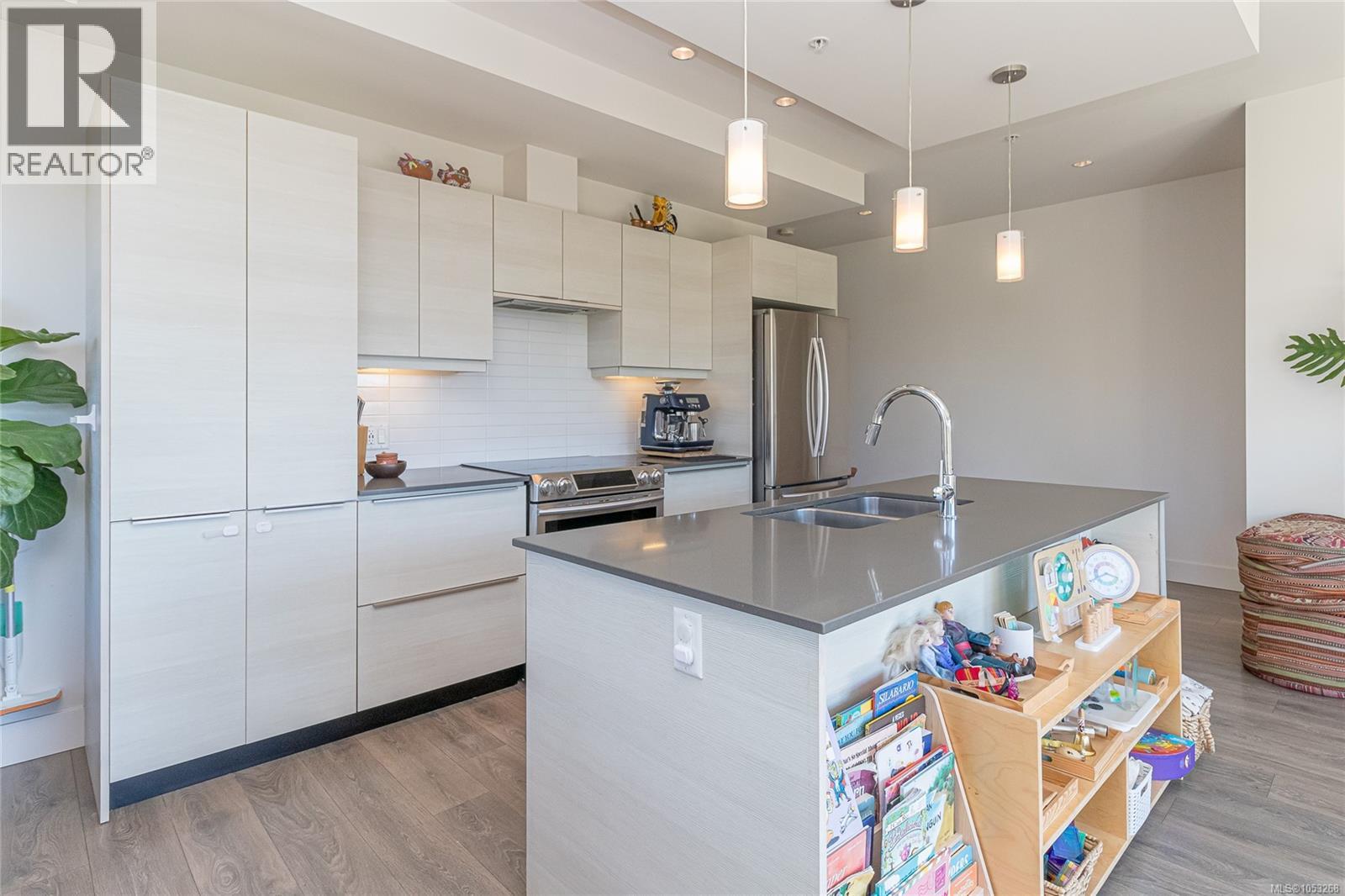 403 3815 Rowland Avenue, Saanich