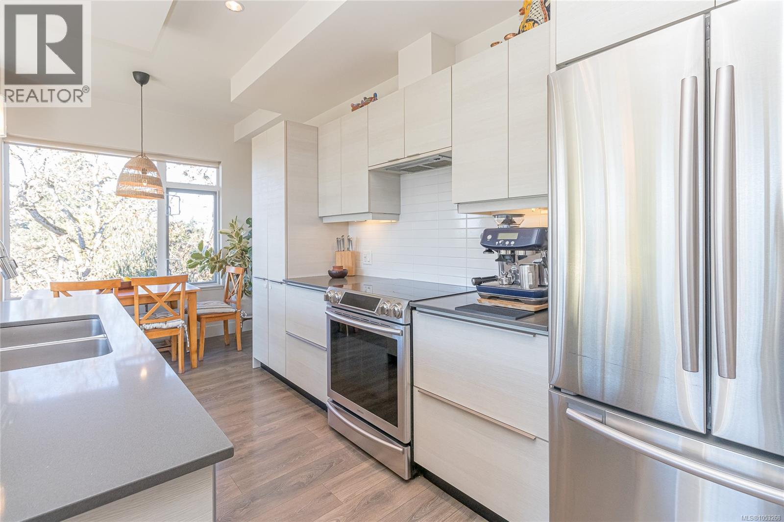 403 3815 Rowland Avenue, Saanich