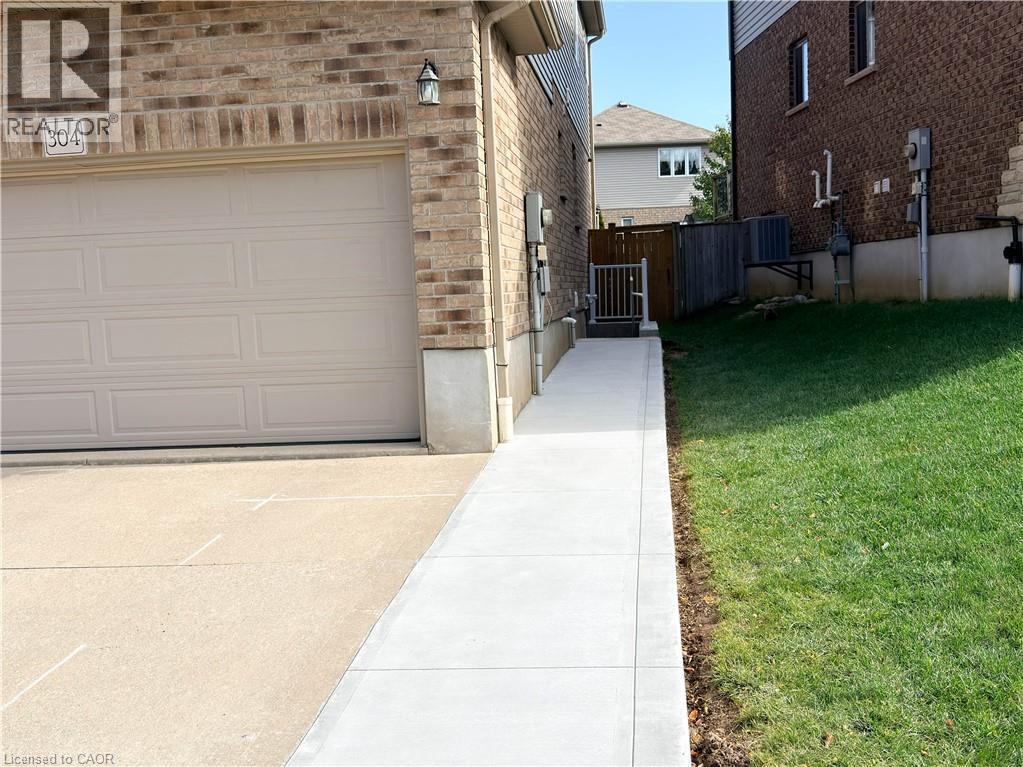 304 WESTPARK Crescent — photo 2