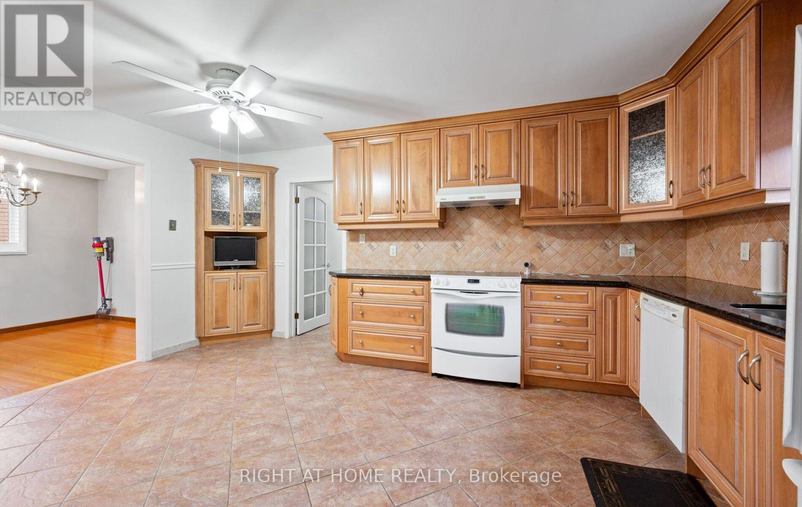 100 GRACEFIELD AVENUE - 12