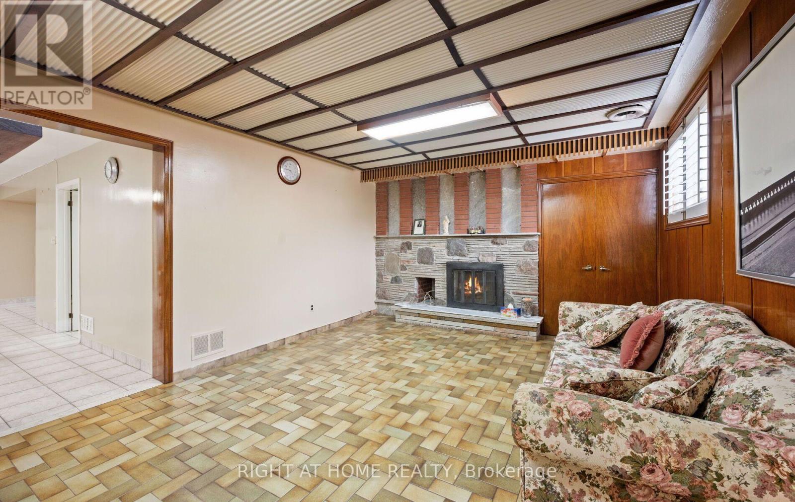 100 GRACEFIELD AVENUE - 27