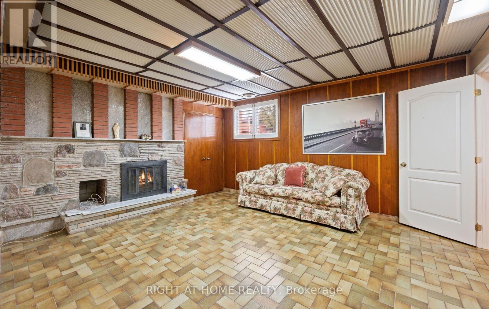 100 GRACEFIELD AVENUE - 28