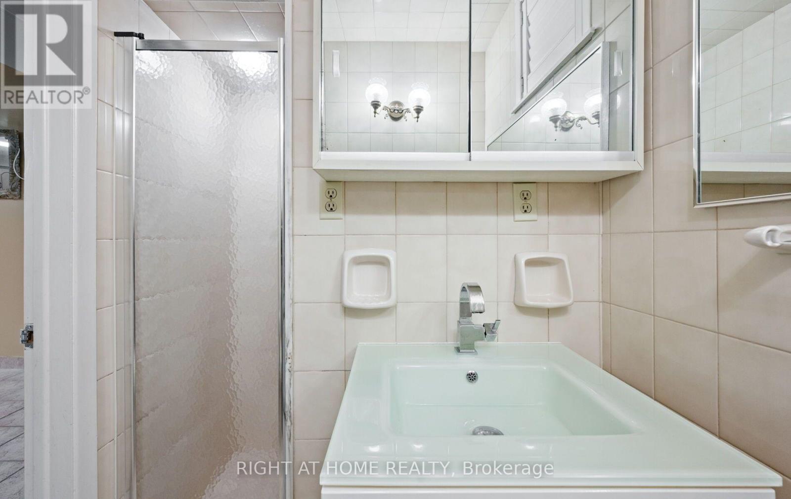100 GRACEFIELD AVENUE - 32