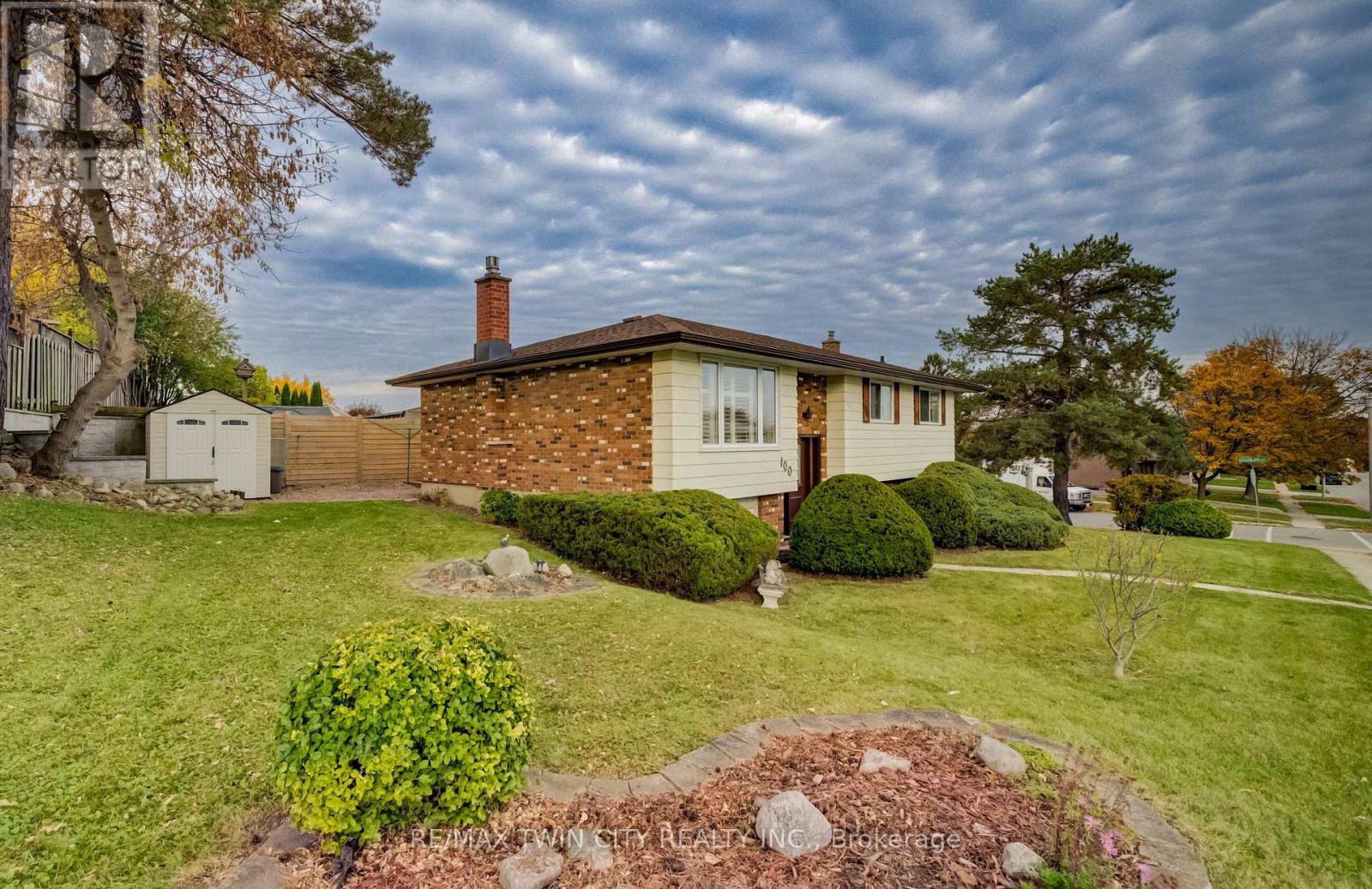 100 MOFFAT DRIVE — photo 2