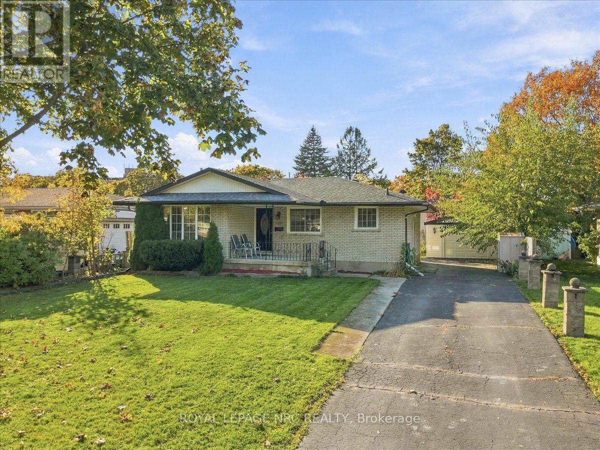 51 HIGHCOURT CRESCENT, St. Catharines (Vine/Linwell)