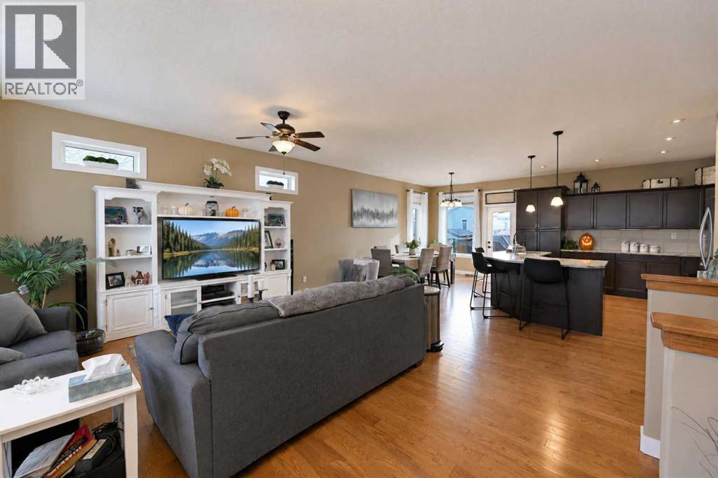 Listing photo – 227 11A Avenue NE, Sundre
