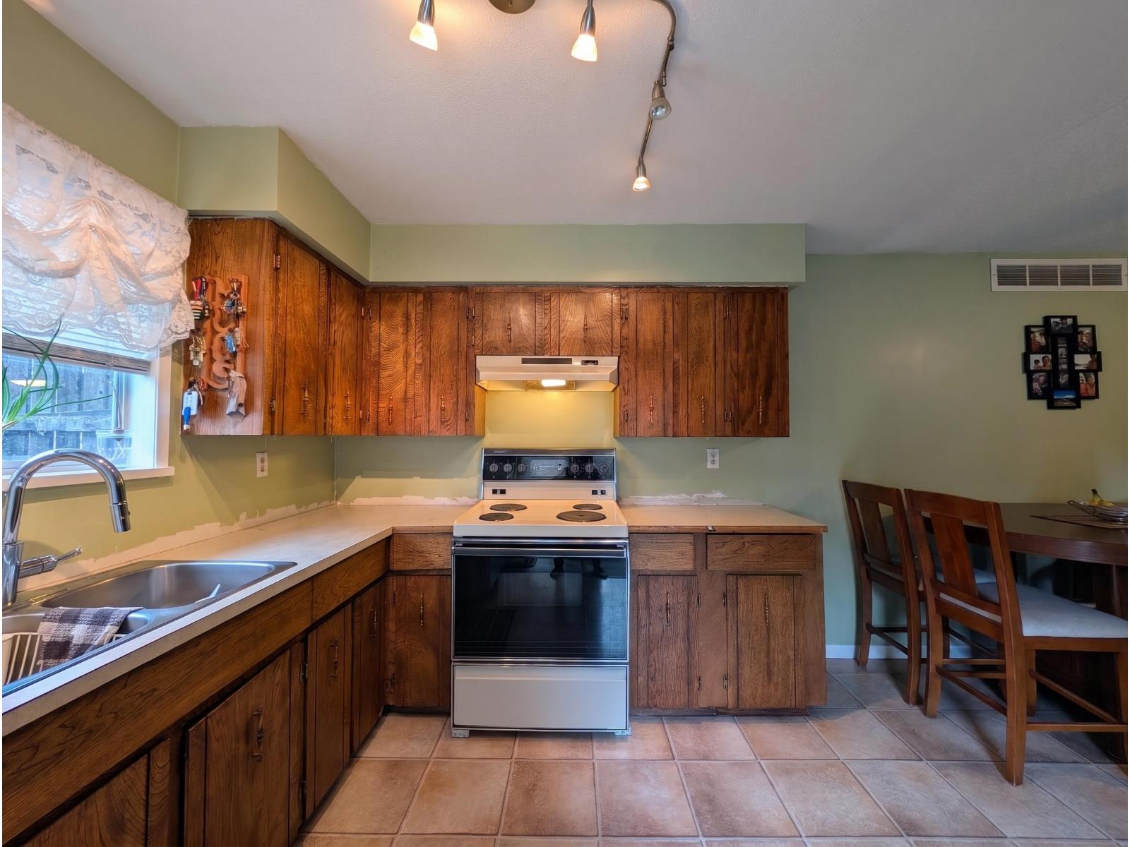 4 Bed, 2 Bath House for Sale in Langley – 27054 28A AVENUE, Langley – MLS# R3179575 - Image 3