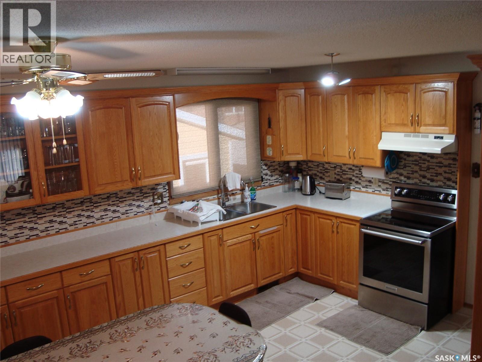 658 1st AVENUE NE, Swift Current — photo 2