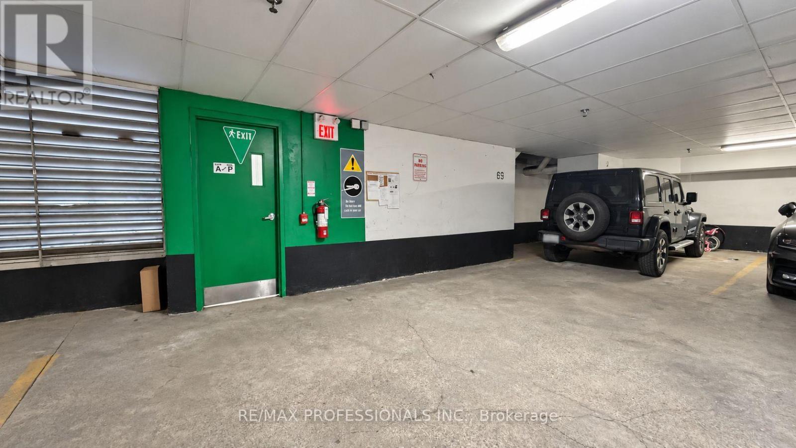 #11 2335 SHEPPARD AVENUE W - 32