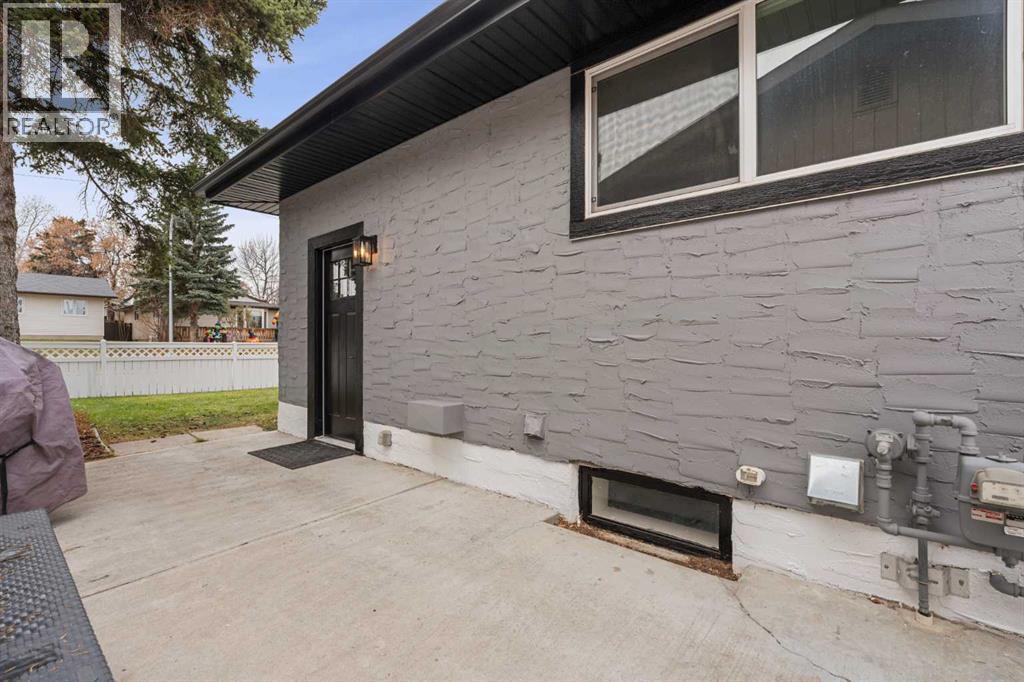 4 Bed, 3 Bath House for Sale in Calgary – 10532 Oakmoor Way SW, Calgary – MLS# A2354999 - Image 40