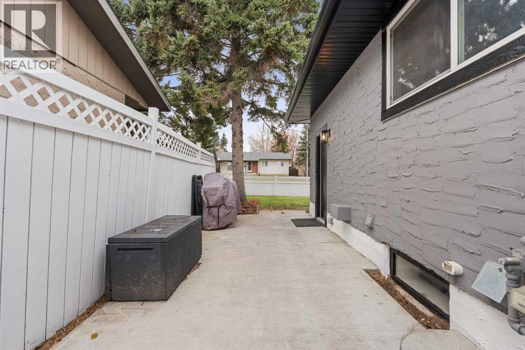 4 Bed, 3 Bath House for Sale in Calgary – 10532 Oakmoor Way SW, Calgary – MLS# A2354999 - Image 41