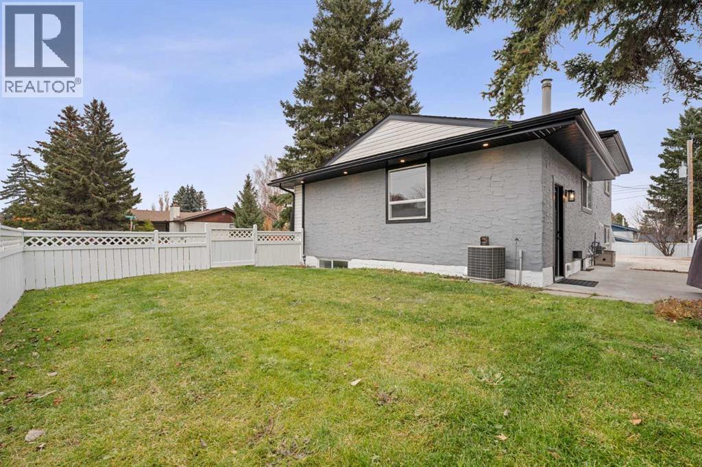 4 Bed, 3 Bath House for Sale in Calgary – 10532 Oakmoor Way SW, Calgary – MLS# A2354999 - Image 43
