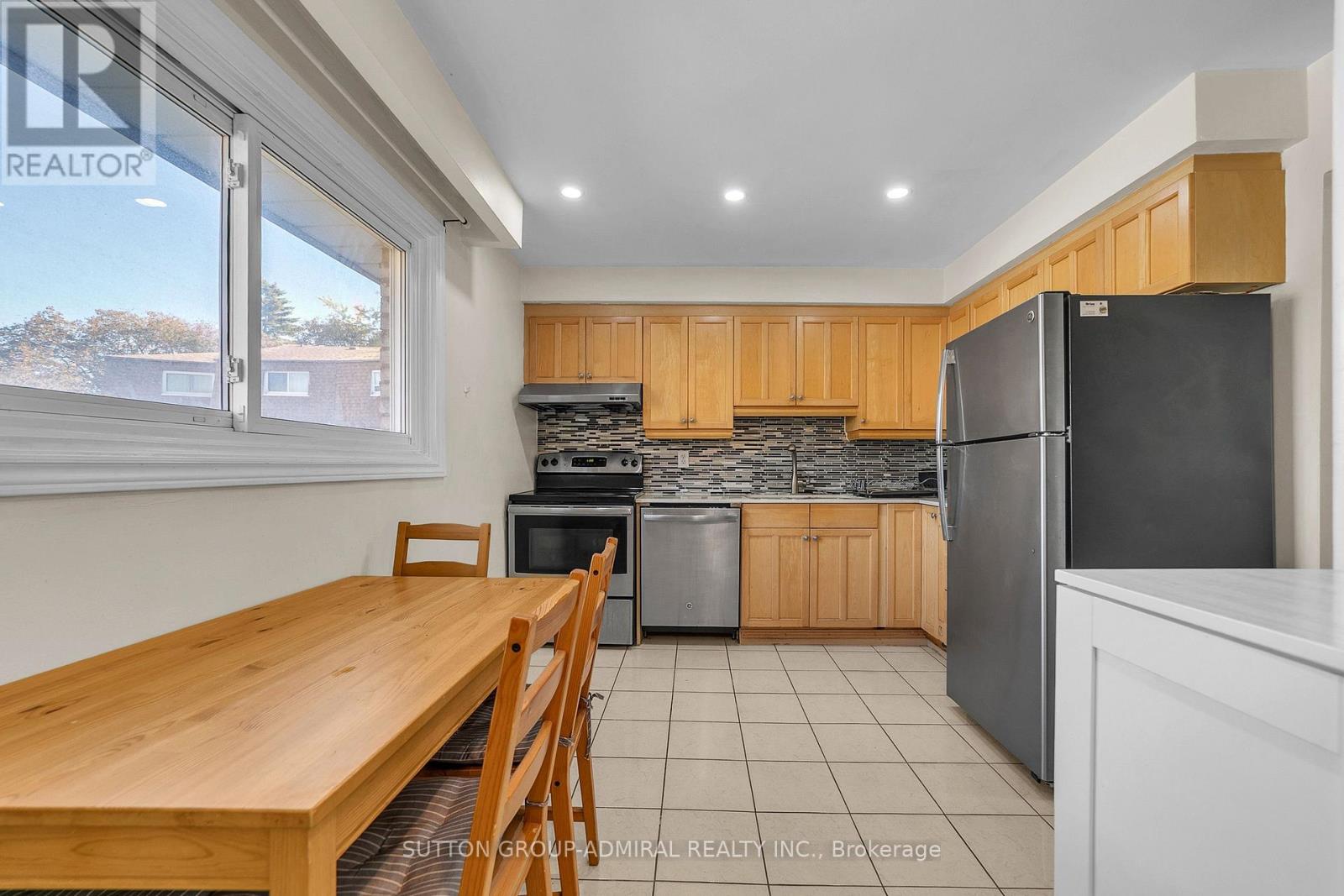 #10 671 HUNTINGWOOD DRIVE - 19