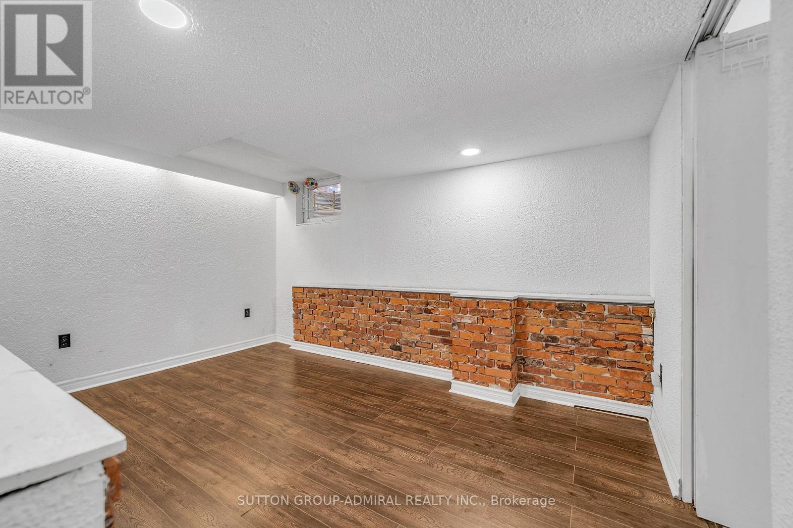 #10 671 HUNTINGWOOD DRIVE - 32