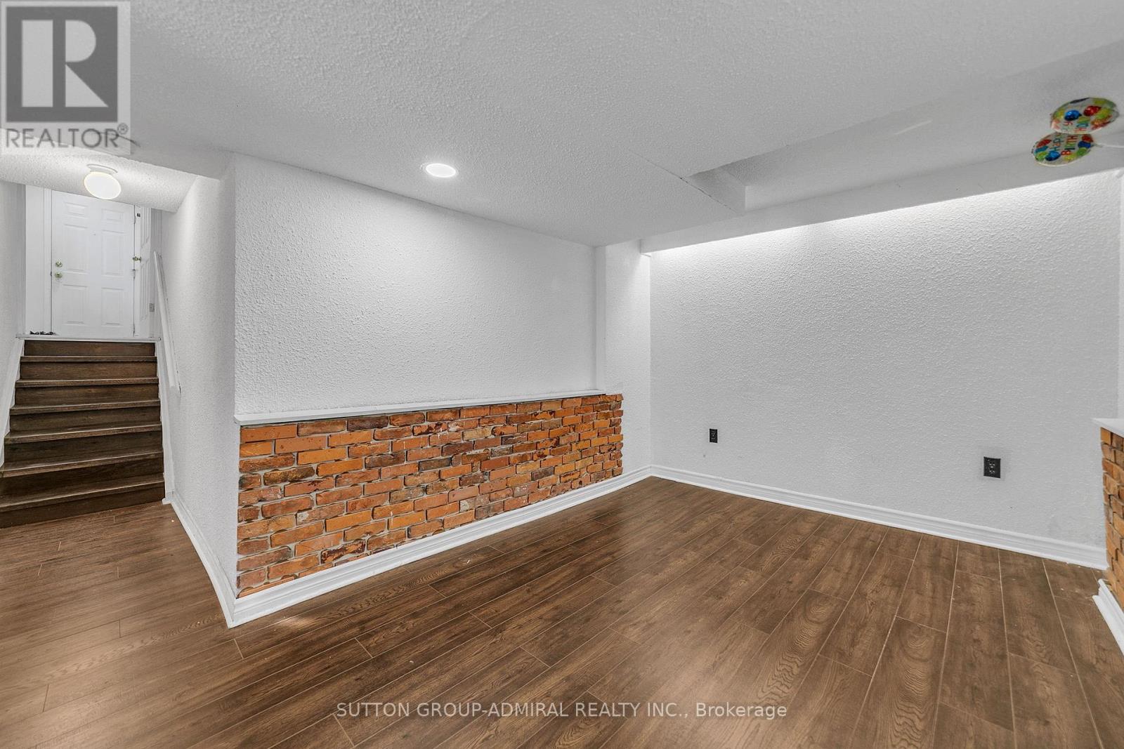 #10 671 HUNTINGWOOD DRIVE - 33