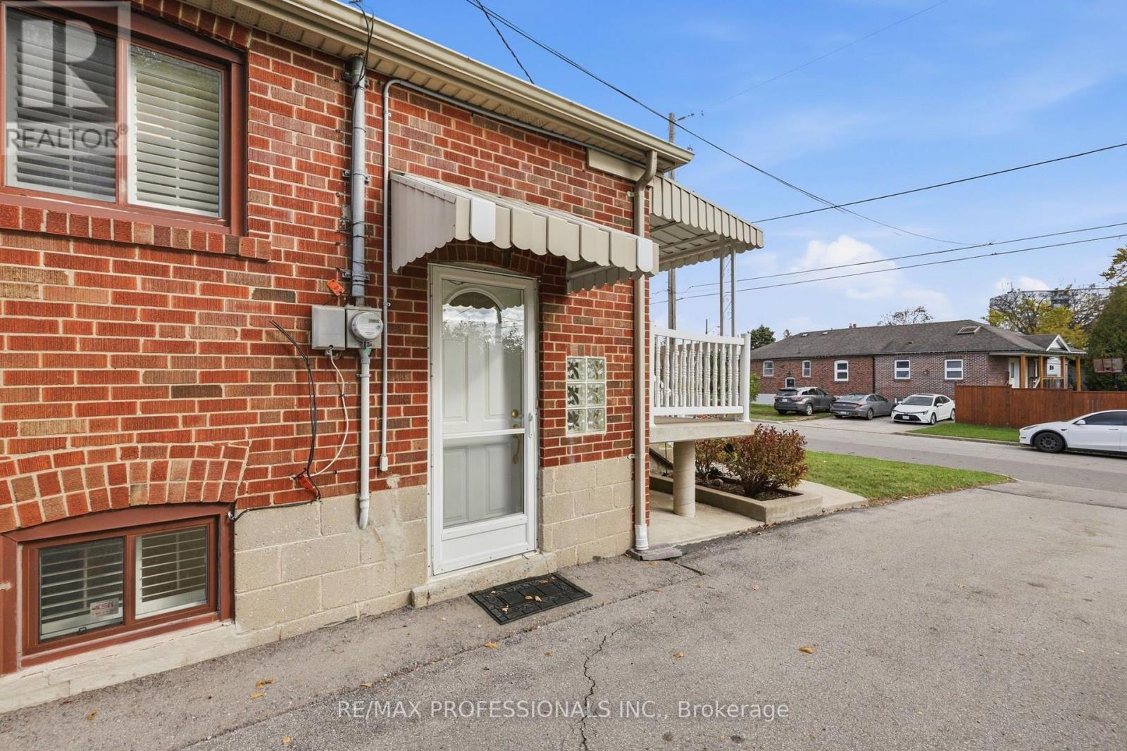 28 WICKFORD DRIVE - 34