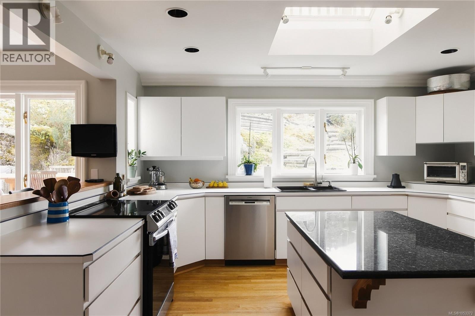  454 Newport Avenue, Oak Bay