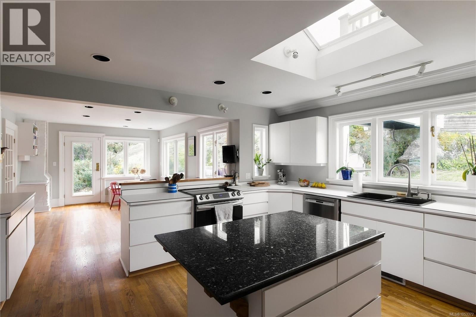  454 Newport Avenue, Oak Bay