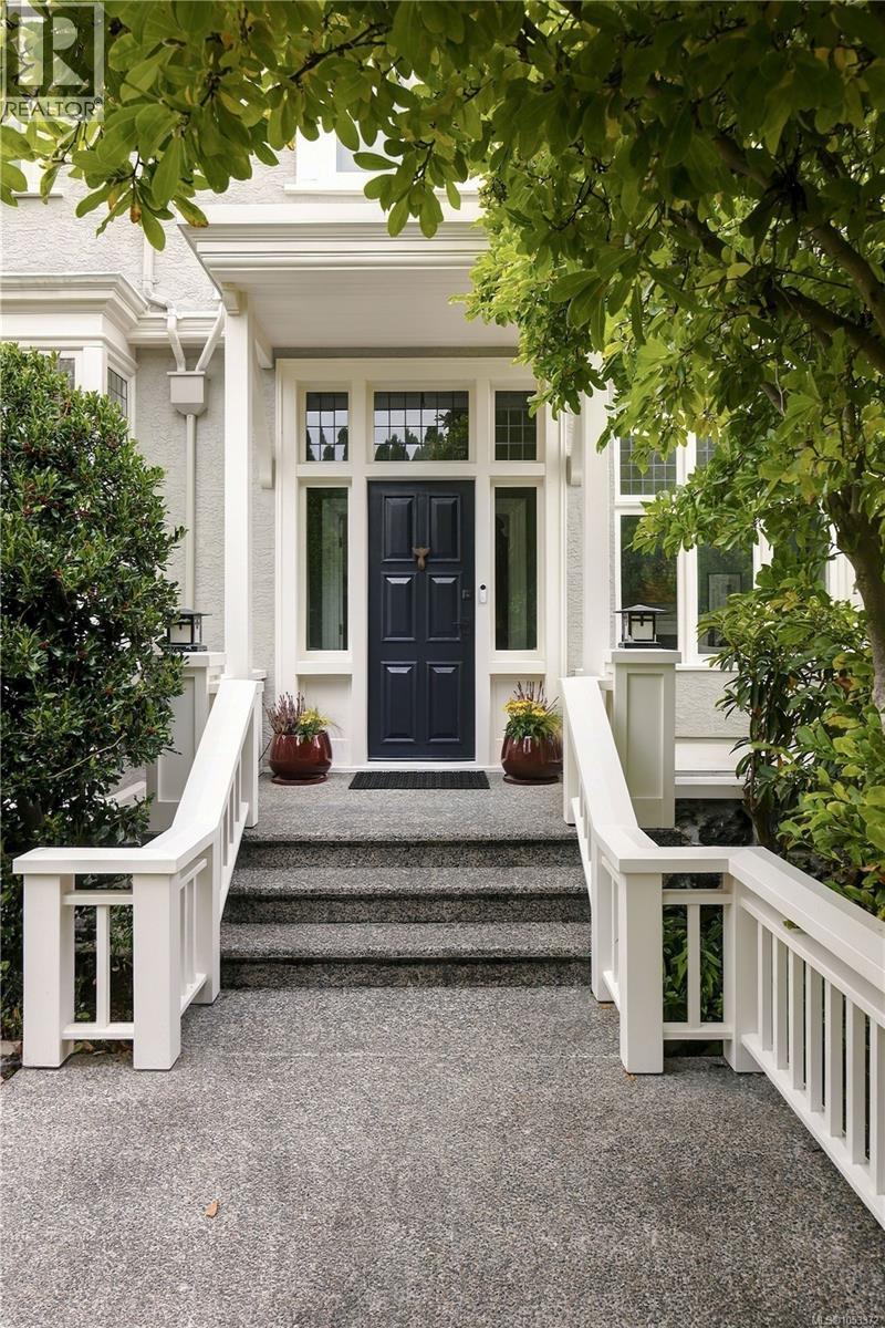  454 Newport Avenue, Oak Bay