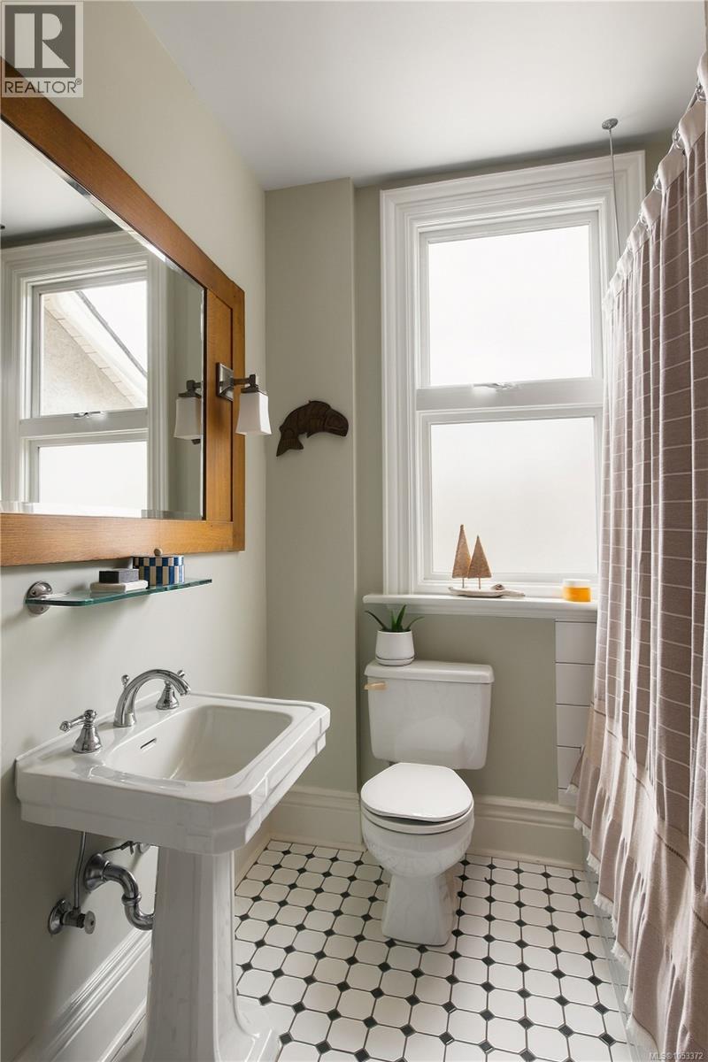  454 Newport Avenue, Oak Bay