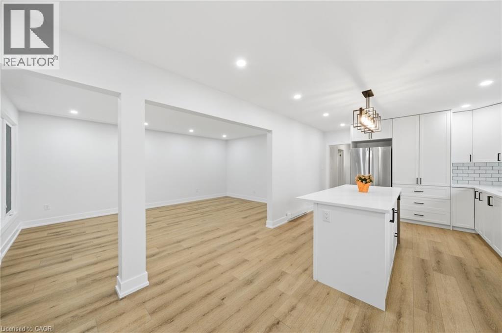 16 ELM Avenue, Stoney Creek — photo 3