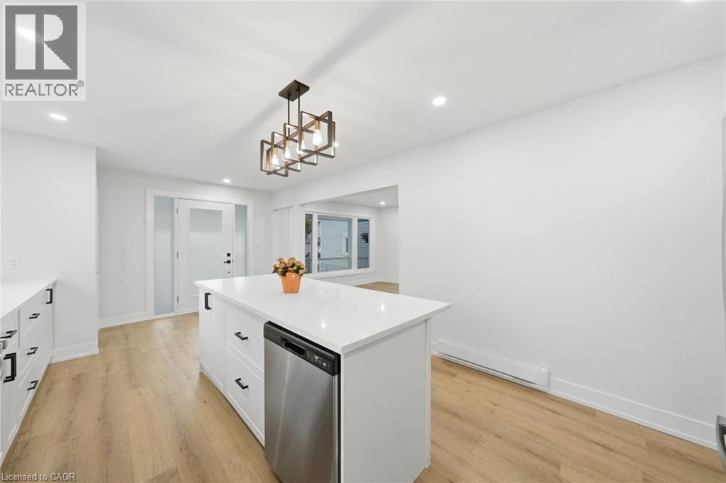 16 ELM Avenue, Stoney Creek — photo 8