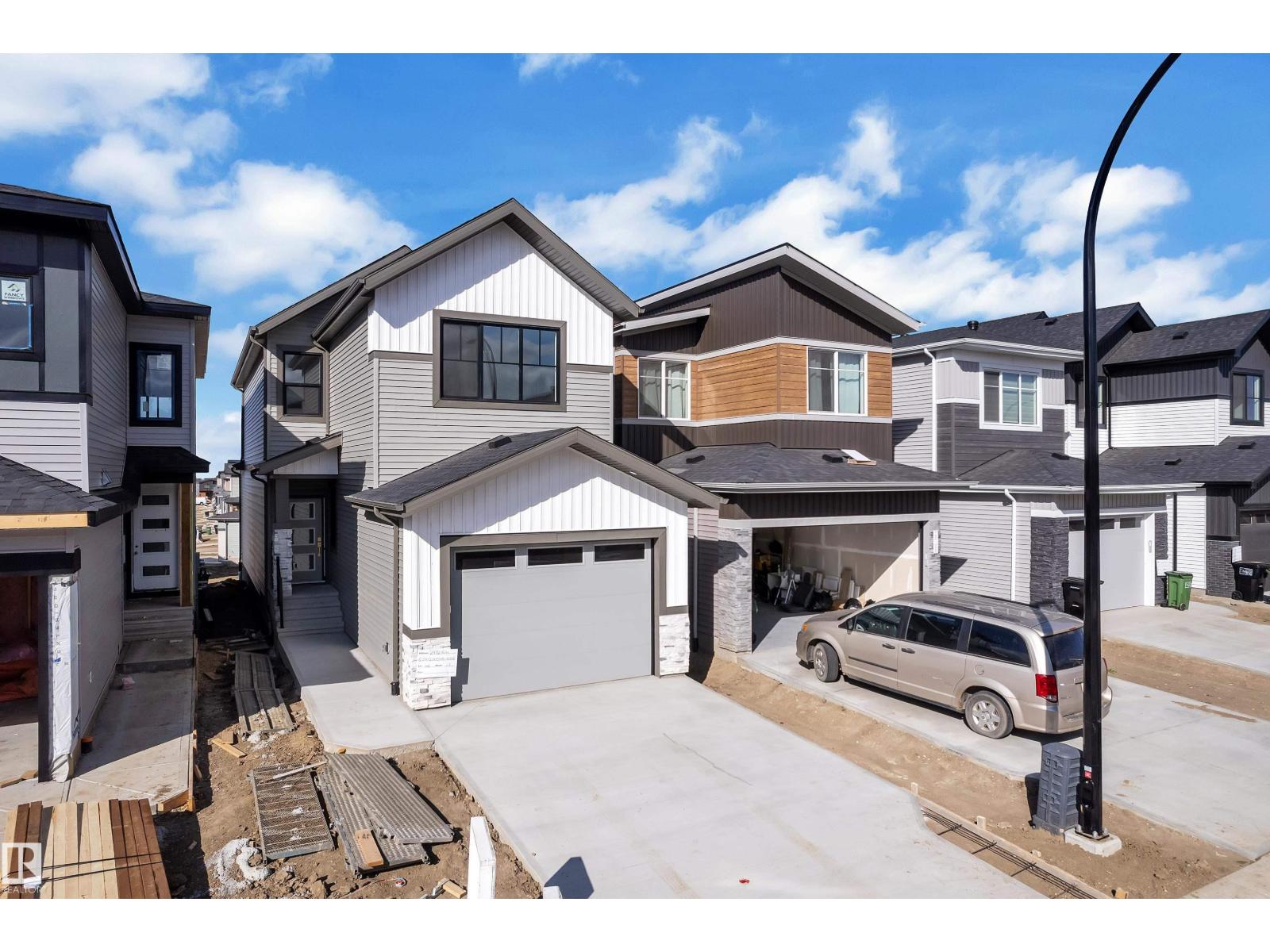 2972 8 Avenue SW, Edmonton — photo 2