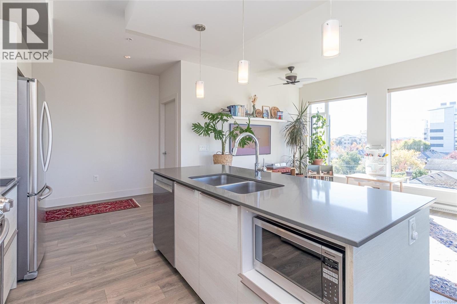 403 3815 Rowland Avenue, Saanich