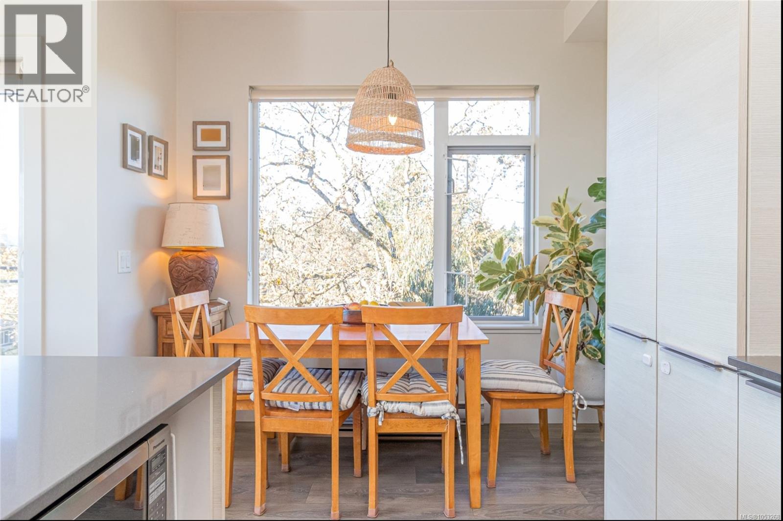 403 3815 Rowland Avenue, Saanich