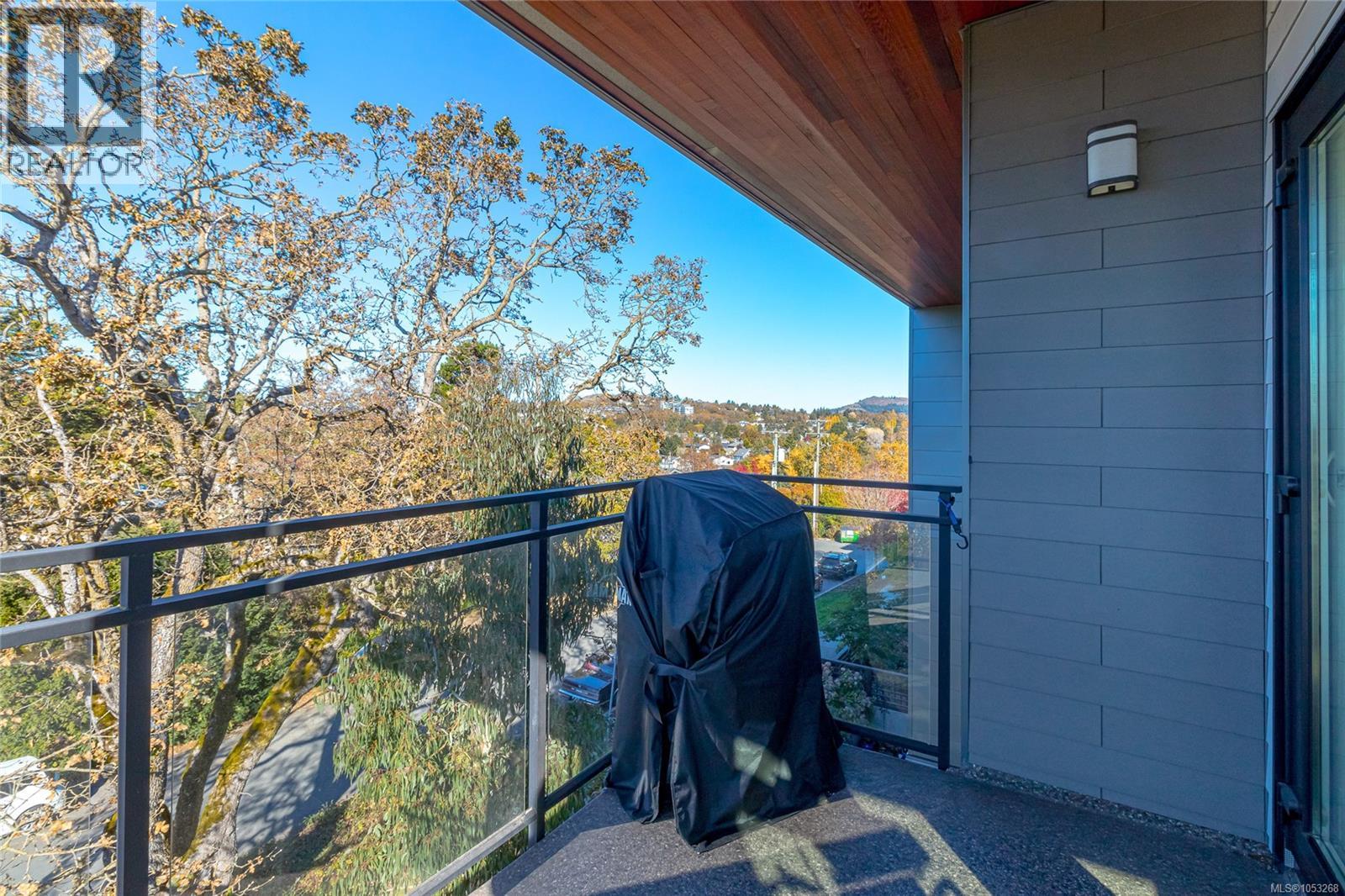 403 3815 Rowland Avenue, Saanich