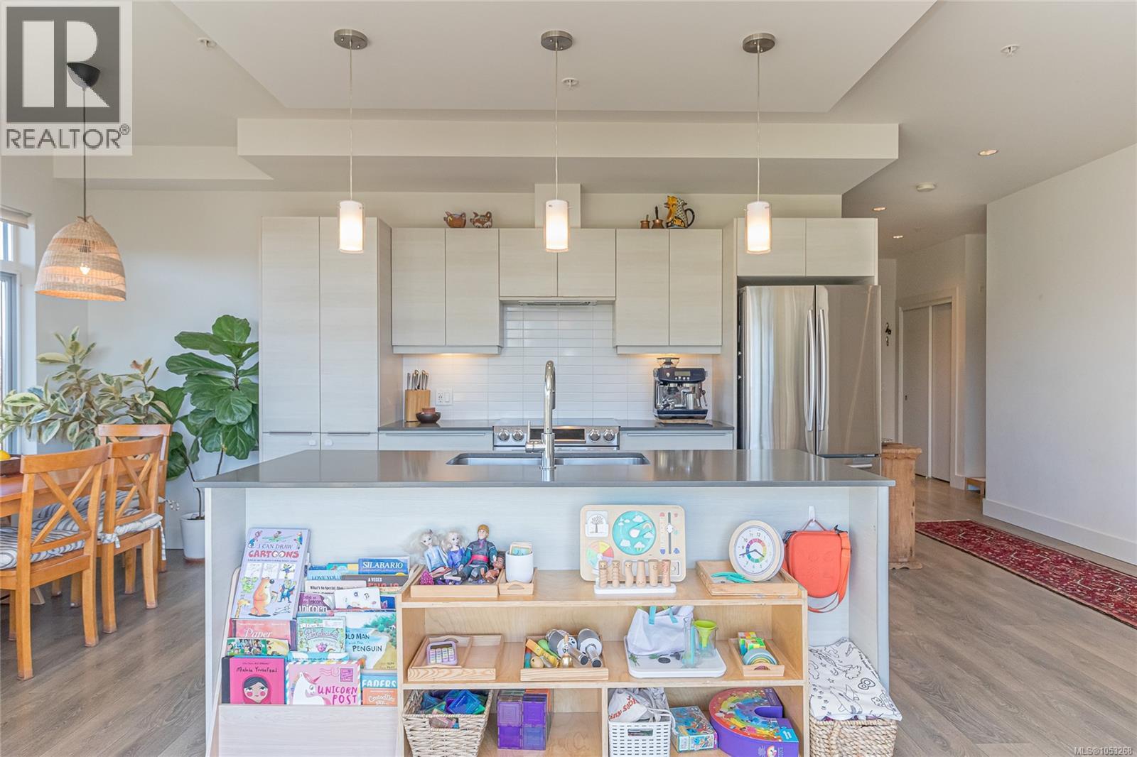 403 3815 Rowland Avenue, Saanich