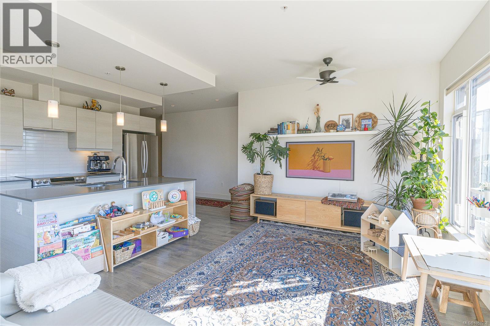 403 3815 Rowland Avenue, Saanich