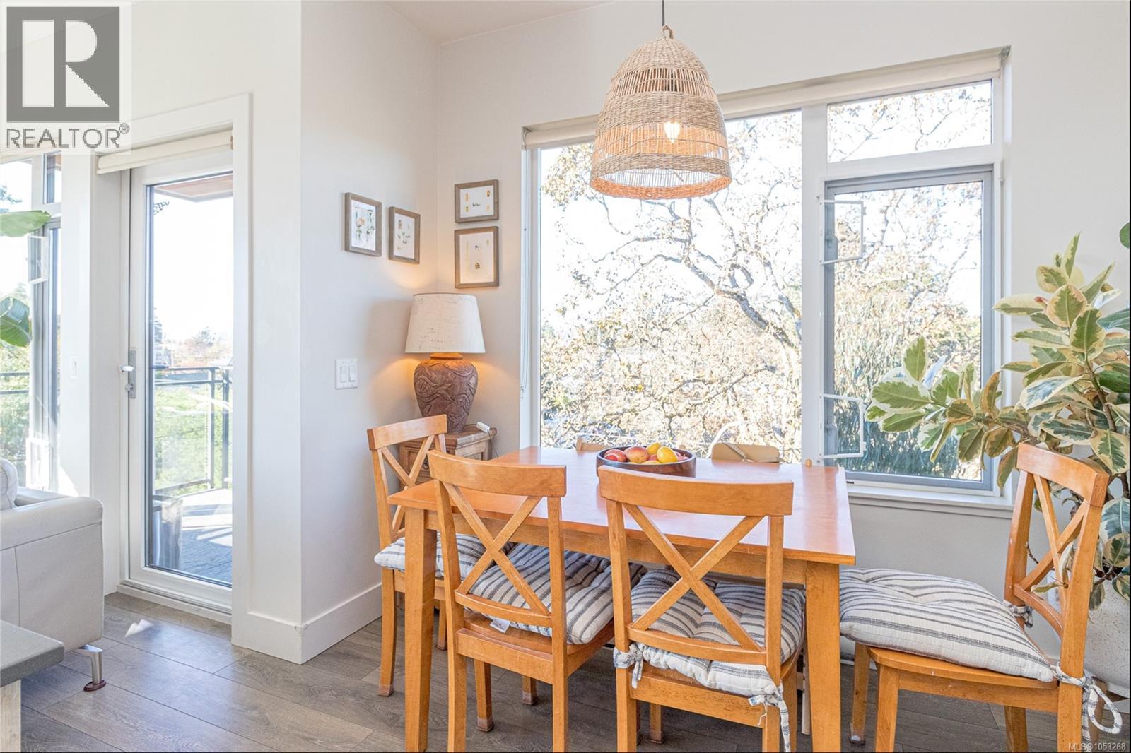 403 3815 Rowland Avenue, Saanich