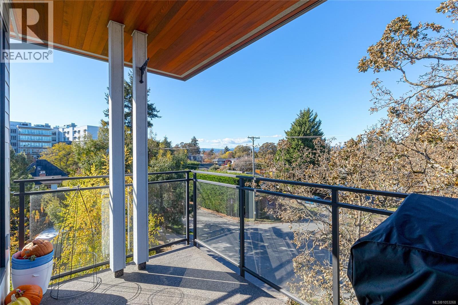 403 3815 Rowland Avenue, Saanich